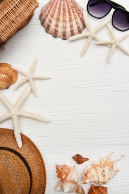 Yaz şapka ve güneş gözlüğü aksesuarları ile 