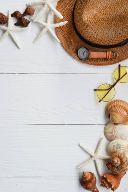 Yaz şapka ve güneş gözlüğü aksesuarları ile