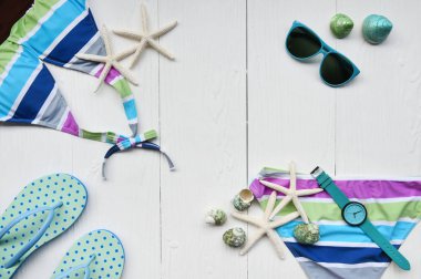 Yaz bikini ve aksesuarları ve sandal ile güneş gözlüğü 