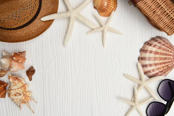 Yaz şapka ve güneş gözlüğü aksesuarları ile