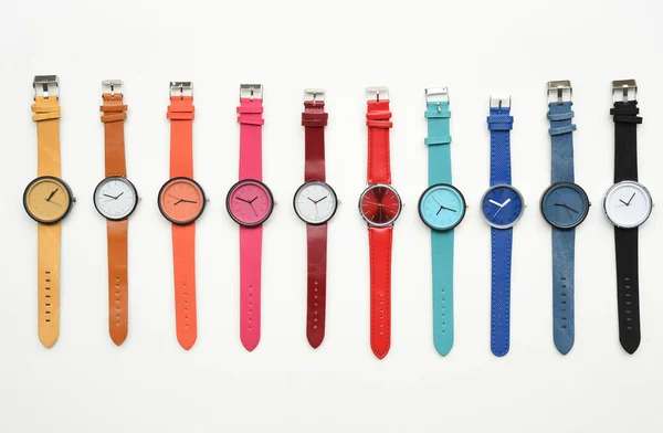 Reihe von bunten Armbanduhren isoliert — Stockfoto