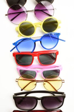 Modern moda güneş gözlüğü izole