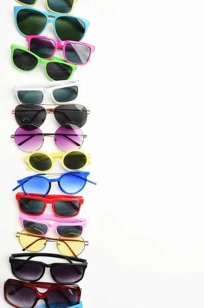 Moderne trendy zonnebril geïsoleerd — Stockfoto