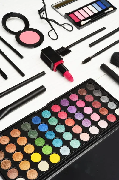 Make-up und kosmetische Schönheitsprodukte arrangiert — Stockfoto