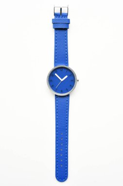 Beyaz arka plan üzerinde izole mavi şu andaki