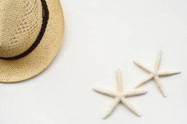Yaz hasır şapka ve deniz yıldızı 