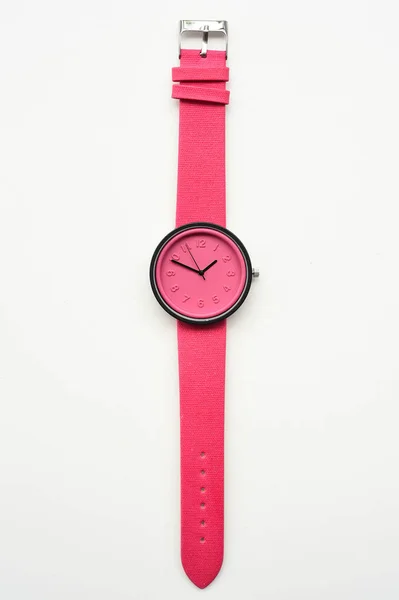 Relojes de pulsera rosa aislados sobre fondo blanco —  Fotos de Stock