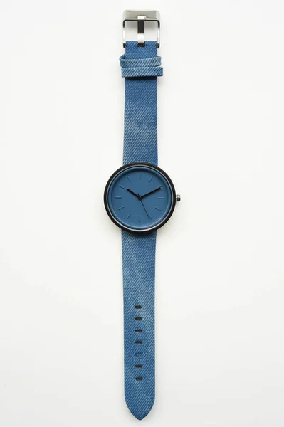Relógios de pulso azuis isolados no fundo branco — Fotografia de Stock