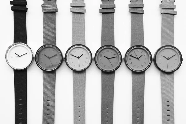 Zestaw wielobarwnych zegarków odizolowanych na białym tle — Zdjęcie stockowe