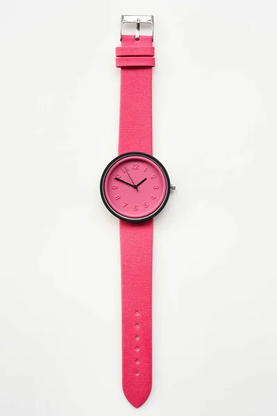 Relojes de pulsera rosa aislados sobre fondo blanco —  Fotos de Stock