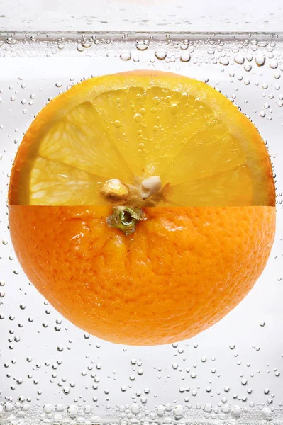 Апельсиновые фрукты в газированной соде — стоковое фото