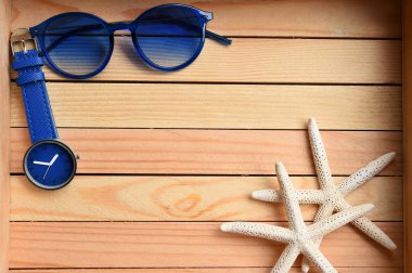 Yaz şapka ve güneş gözlüğü Aksesuar ve sandalet 