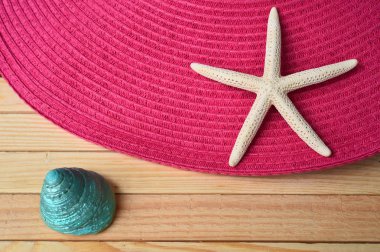 Yaz hasır şapka ve deniz yıldızı 