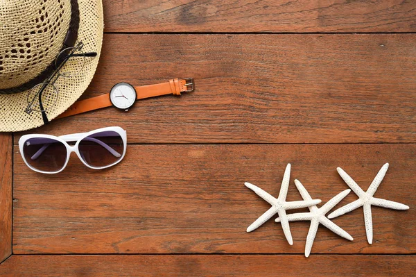 Sommermütze und Sonnenbrille mit Accessoires und Sandalen — Stockfoto
