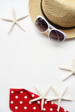 Yaz şapka ve güneş gözlüğü Aksesuar ve sandalet 