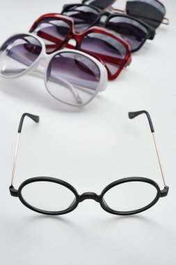 Modern moda güneş gözlüğü