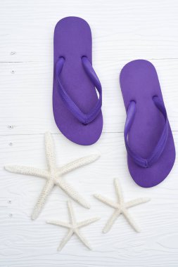 Mor sandalet ve deniz yıldızı