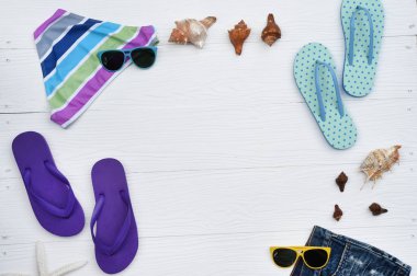 kot doku ve aksesuarları ile sandalet 