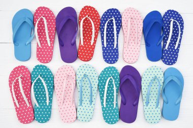 Beyaz arka plan üzerinde izole renkli sandalet