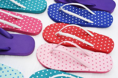 Beyaz arka plan üzerinde izole renkli sandalet