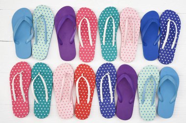 Beyaz arka plan üzerinde izole renkli sandalet