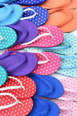 Beyaz arka plan üzerinde izole renkli sandalet