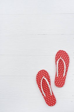Beyaz arka plan üzerinde izole kırmızı sandalet