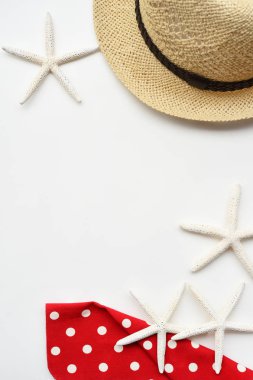 Yaz hasır şapka ve deniz yıldızı 
