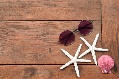 güneş gözlüğü ve deniz yıldızı