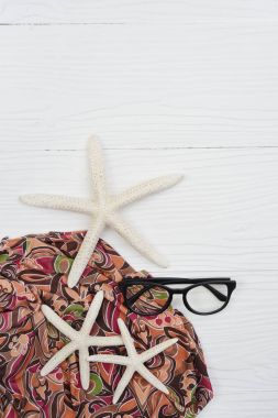 güneş gözlüğü ve deniz yıldızı 