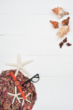 güneş gözlüğü ve deniz yıldızı 