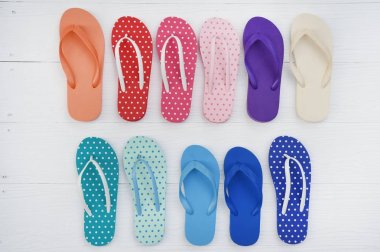 Beyaz arka plan üzerinde izole renkli sandalet