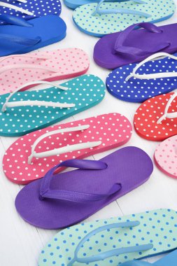 Beyaz arka plan üzerinde izole renkli sandalet