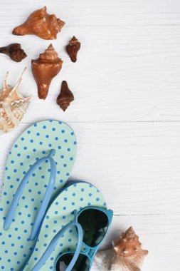 Mavi sandalet ve kabukları 