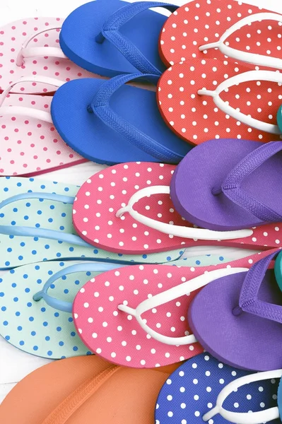 Beyaz arka plan üzerinde izole renkli sandalet