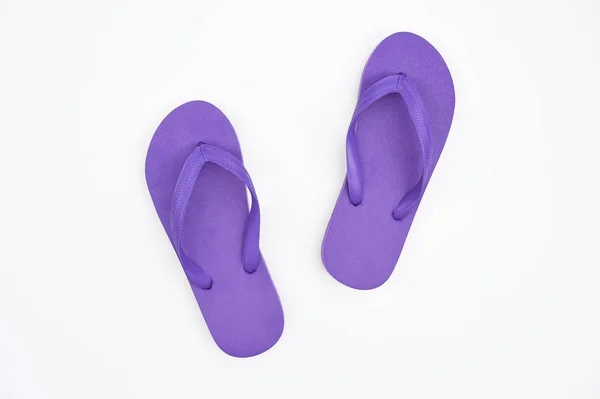 Sandalias púrpuras aisladas sobre fondo blanco — Foto de Stock