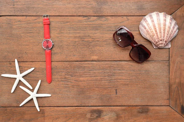 Bilek ve denizyıldızı ahşap arka plan üzerinde