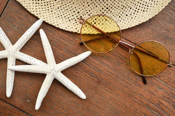 Yaz hasır şapka ve deniz yıldızı 