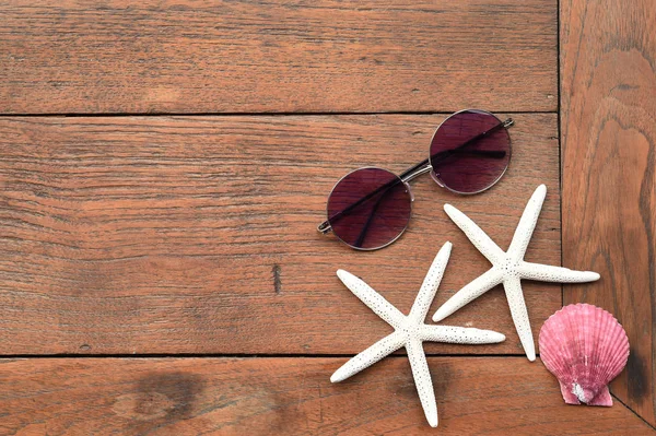 güneş gözlüğü ve deniz yıldızı