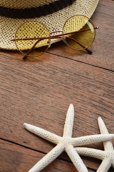 Yaz hasır şapka ve deniz yıldızı 