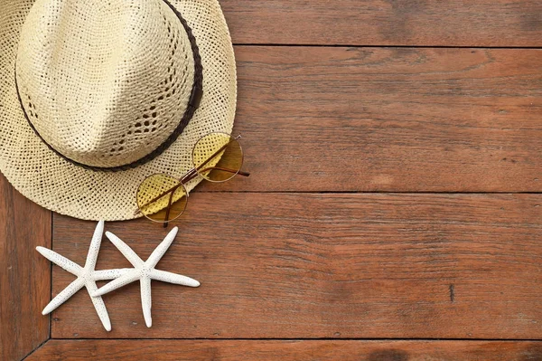 Yaz hasır şapka ve deniz yıldızı 