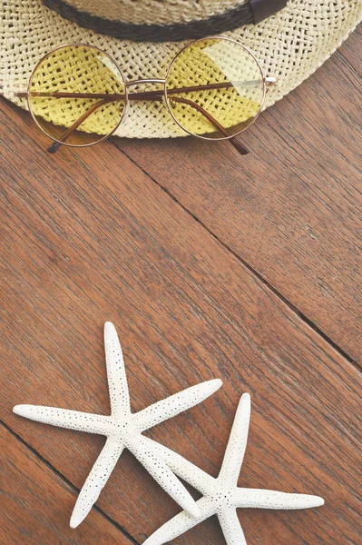 güneş gözlüğü ve deniz yıldızı