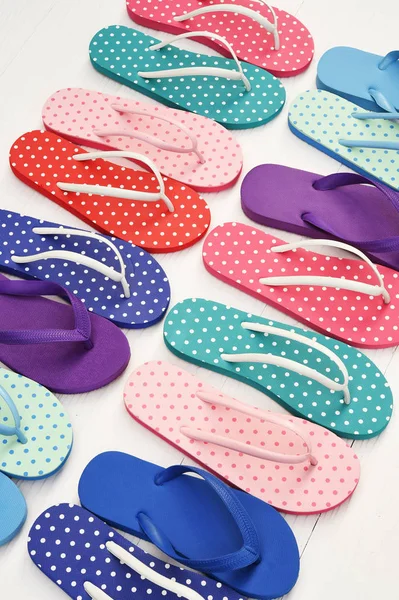 Beyaz arka plan üzerinde izole renkli sandalet