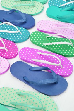 Beyaz arka plan üzerinde izole renkli sandalet