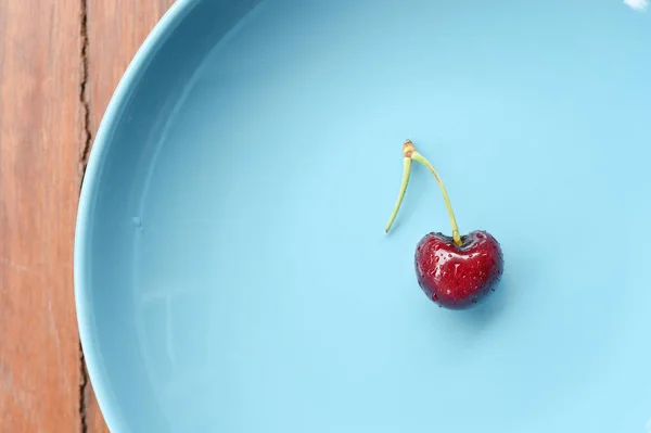 Cereza fresca en el plato —  Fotos de Stock