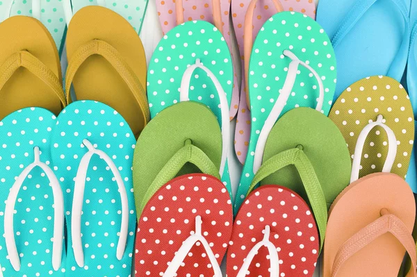 Beyaz arka plan üzerinde izole renkli sandalet