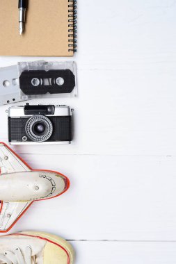 Bir pasaport, kamera, dizüstü bilgisayar, gözlük ile seyahat aksesuarları Üstten Görünüm