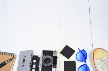 Bir pasaport, kamera, dizüstü bilgisayar, gözlük ile seyahat aksesuarları Üstten Görünüm 