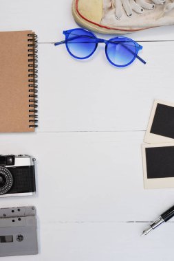 Bir pasaport, kamera, dizüstü bilgisayar, gözlük ile seyahat aksesuarları Üstten Görünüm 
