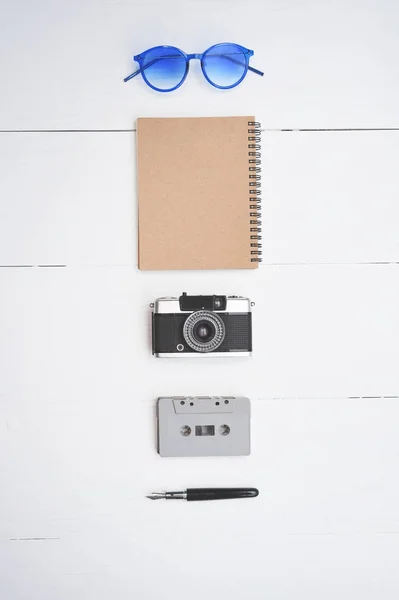 Reisezubehör von oben mit Reisepass, Kamera, Notizbuch, Brille — Stockfoto